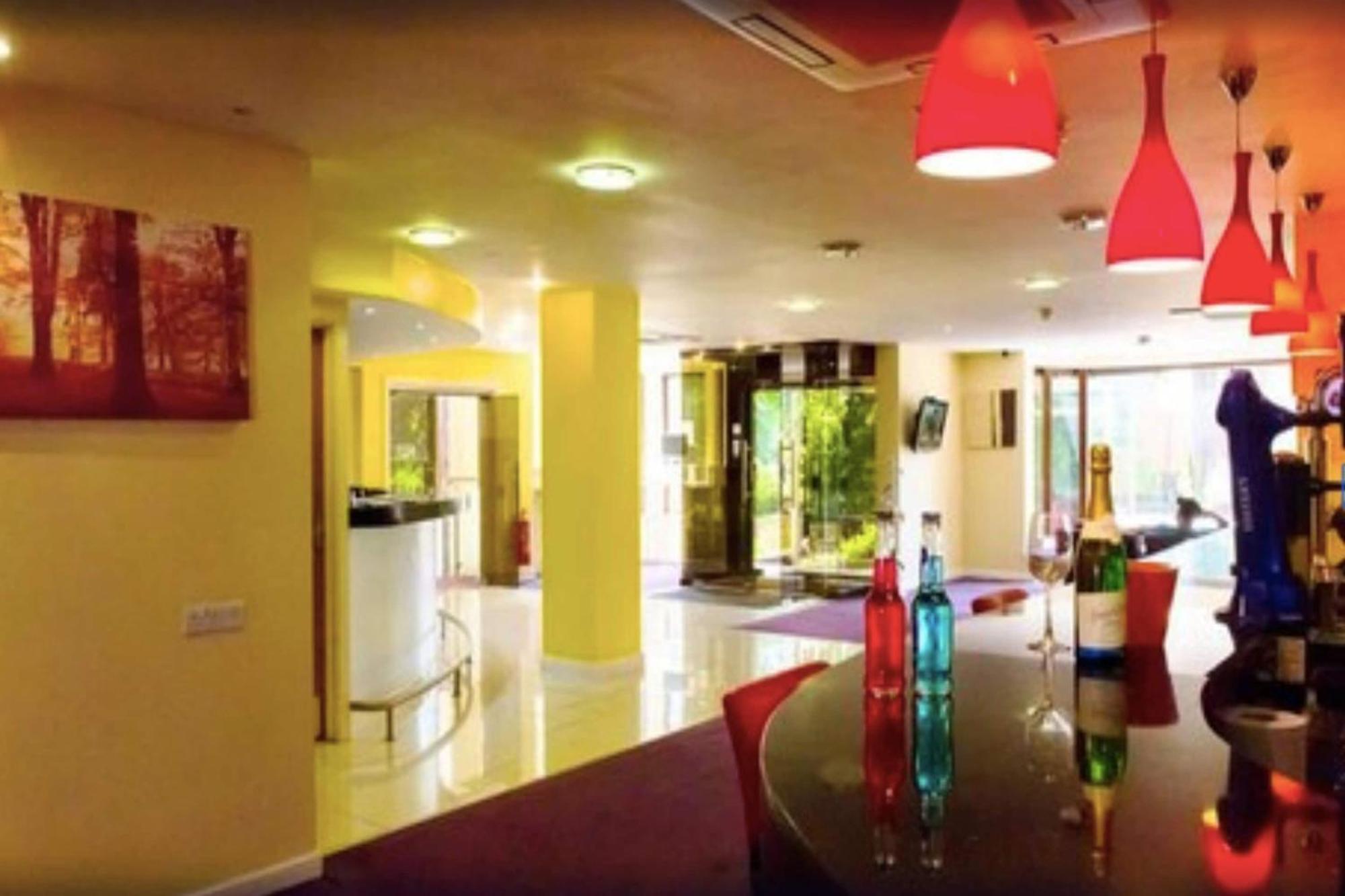 The Luton Hotel Bagian luar foto