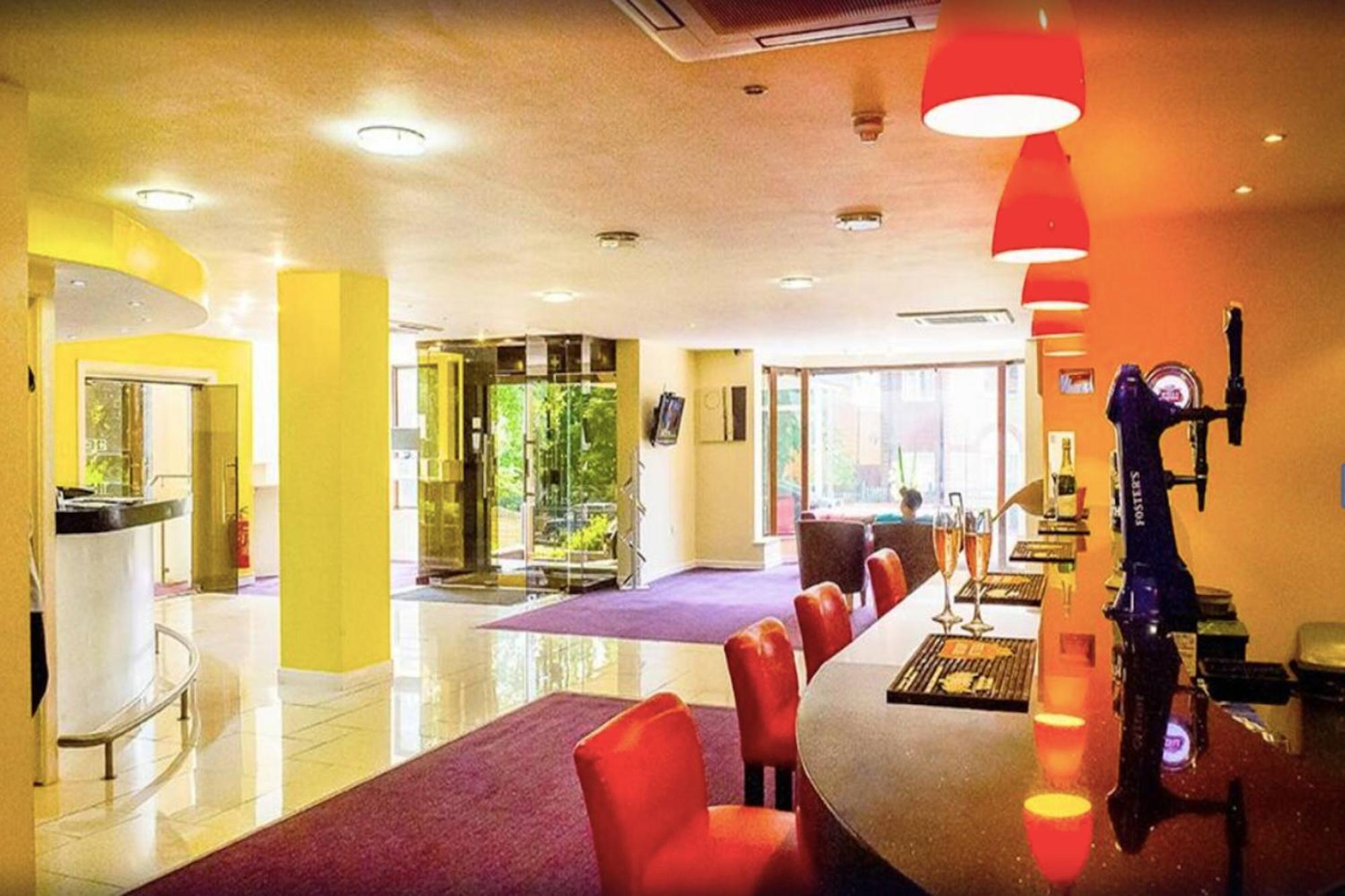 The Luton Hotel Bagian luar foto